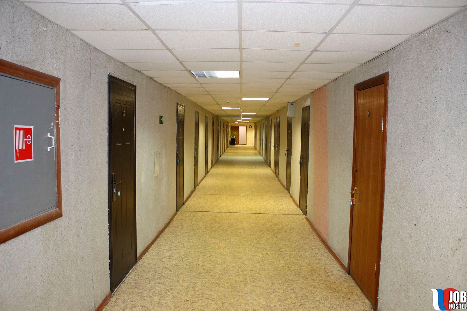 Проходная общежития. Коридор общежития. Коридор студенческого общежития. Комната в общежитии в коридоре. Длинный коридор общежития.