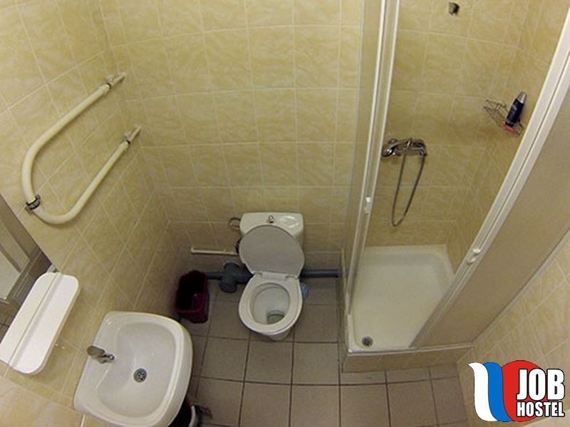 Ванная в общежитии. Туалет в комнате общежития. Санузел в комнате общежития. Душевая кабина в комнате общежития.